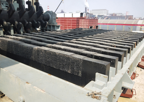 Single toothed roller crusher grate plate